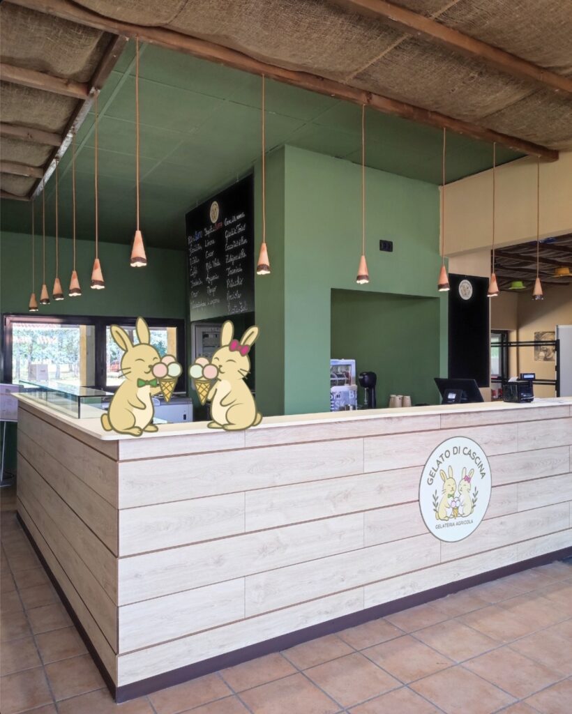 Interno della gelateria agricola Gelato di Cascina, bancone bar gelateria